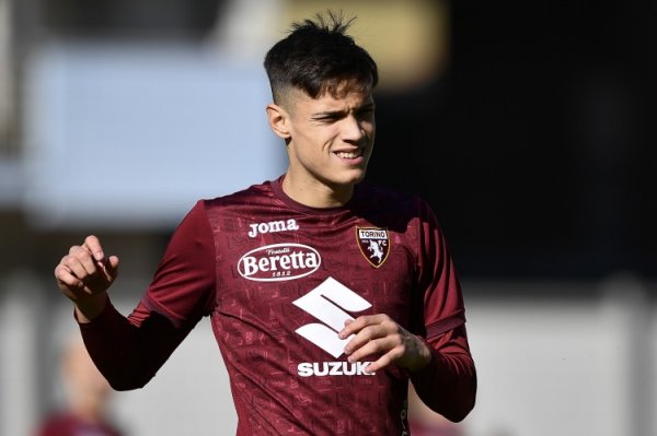 Reporter: AC Milan is trying to sign Turin midfielder Richie and has reached an agreement with the players in April