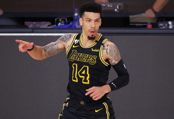 Tielin: The Lakers are the American team &. There are fans everywhere. Even Luca Westbrook has to adapt.
