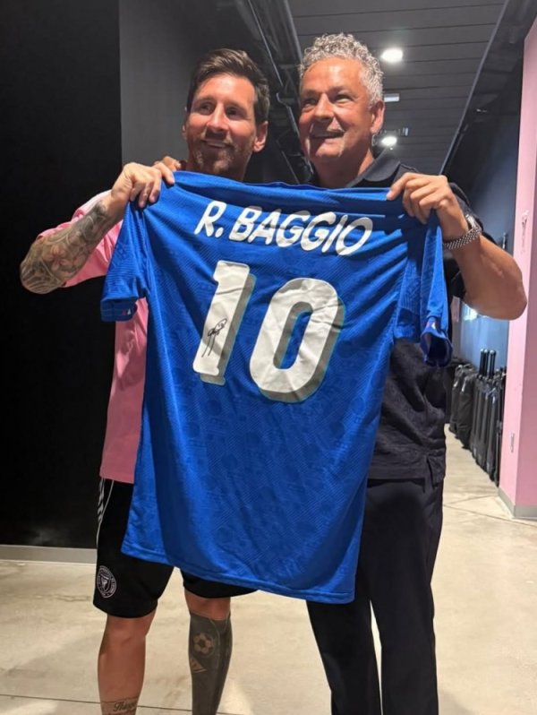 Two generations in the same frame in the 10th century! Messi thanks Baggio for visiting and giving away his jersey: You are an immortal legend
