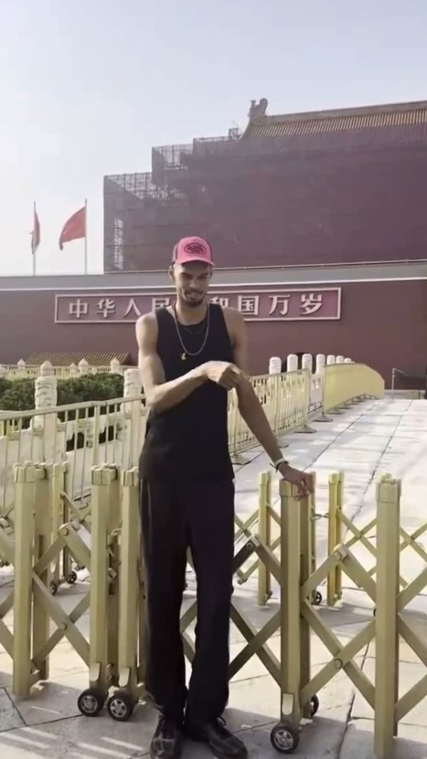 😎文班离开少林寺后还前往北京天安门广场瞻仰了一番！