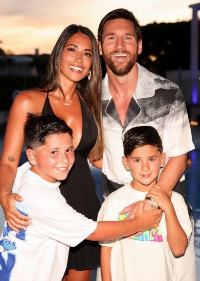Sweet and happiness! Antonella posted another photo with Messi to celebrate the latter s 38th birthday: Celebrate for you