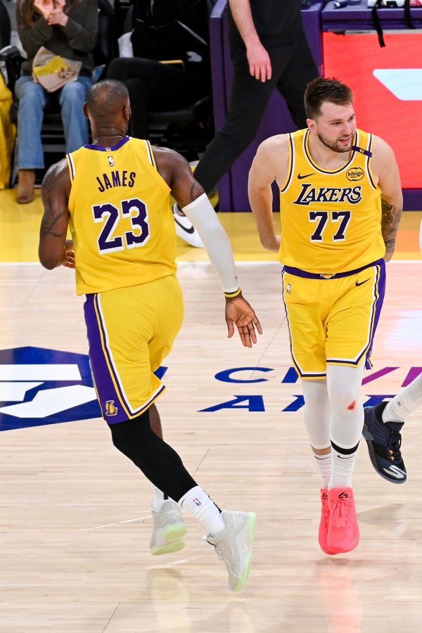 �官网: The Lakers are willing to host a tour for James, but this may conflict with Doncic s timeline