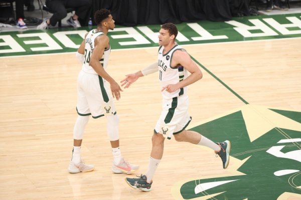 Fans say the Bucks should retire the Daluo jersey. Antetokounmpo forwarded: 1000,000%