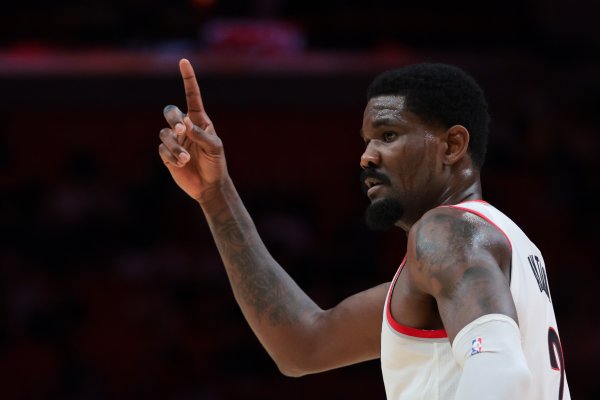 Reporter: Ayton s value is far from comparable to an annual salary of 8 million players, no matter what his game is flawed