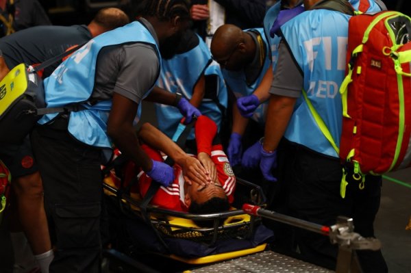 Good wishes! Musiara s ankle was severely deformed and was carried out of the field, covering her face in pain on a stretcher
