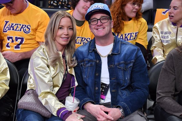 A-Smith: Compared with other teams in terms of finance, the Lakers are like a couple s shop in Jenny s hands
