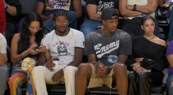 Jaylen Green and 40-year-old Baby and Xiao Jia and his girlfriend are watching the game on the sidelines Flying Wings VS Sparks
