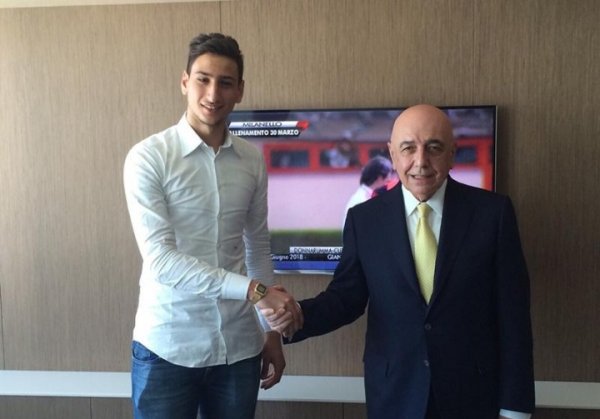 10 years of debut! In March 2015, 16-year-old Donnarumma signed a contract with Milan, and debuted in Serie A in October