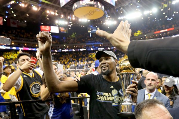 Netizen: Curry won the championship without you! KD: Send my MVP trophy back to the Bay Area. How about it?