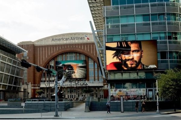 The Mavericks appeared Doncic s advertisement outside the home court! The Mavericks management asked to move it away a little!