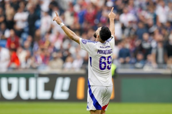 Reporter: Lyon striker Mika Utaze went to Spain for a medical examination today and signed a contract with Huang Qian for 5 years