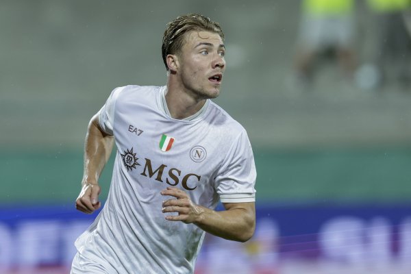 Mid-Type: Hoylen s performance has been recognized by Conte, and he will start to play against Manchester City in the Champions League