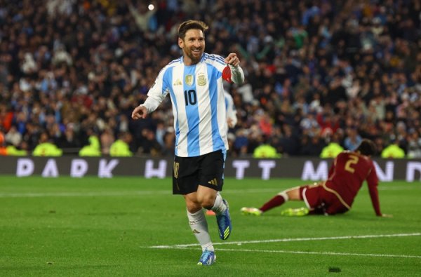 Nico Pas: I can learn a lot when playing football with Messi, and I often watch him videos to learn