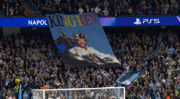 Welcome Ding Ding back to Etihad! Fans show tifo: King Kevin!
