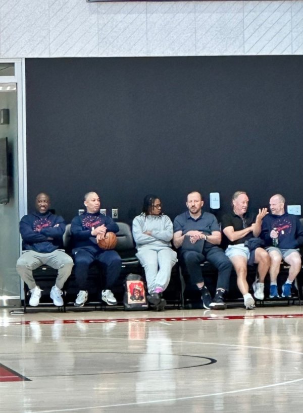 What are you doing? Former Knicks coach Thibodeau and former Suns coach Buden appear at the Clippers Training Hall