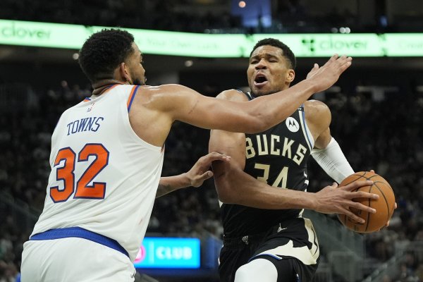 Shams: This is Antetokounmpo s first offseason seeking external options, leading to Knicks Bucks negotiations