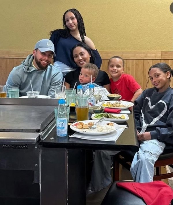 美媒晒库里一家6口聚餐合照！ Where has the time gone?