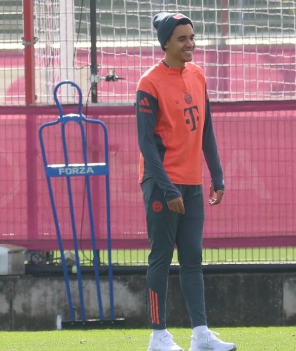 Bild: Musiala watched Bayern s public training, took photos with fans and signed autographs and had a long talk with the coach