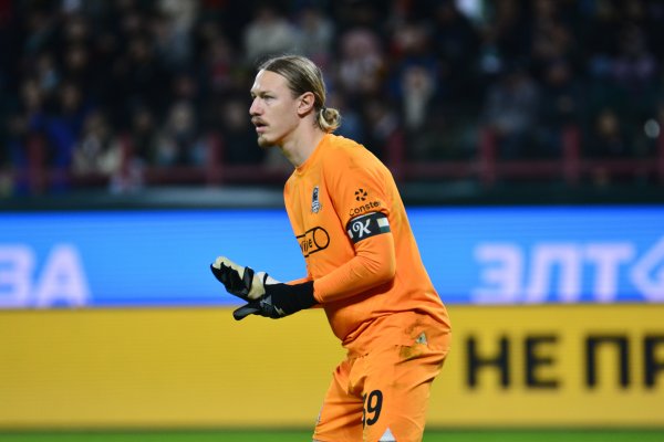 L Equipe: Due to lack of playing time, Paris goalkeeper Safonov is considering leaving the team in the winter window