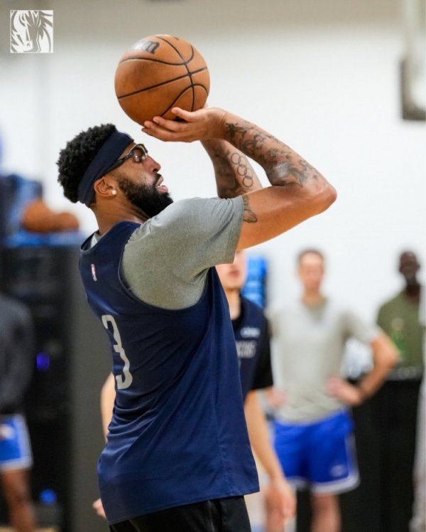New season rush! Mavericks training photos: Flagg dunks, shoots with thick eyebrows and goggles, Irving appears