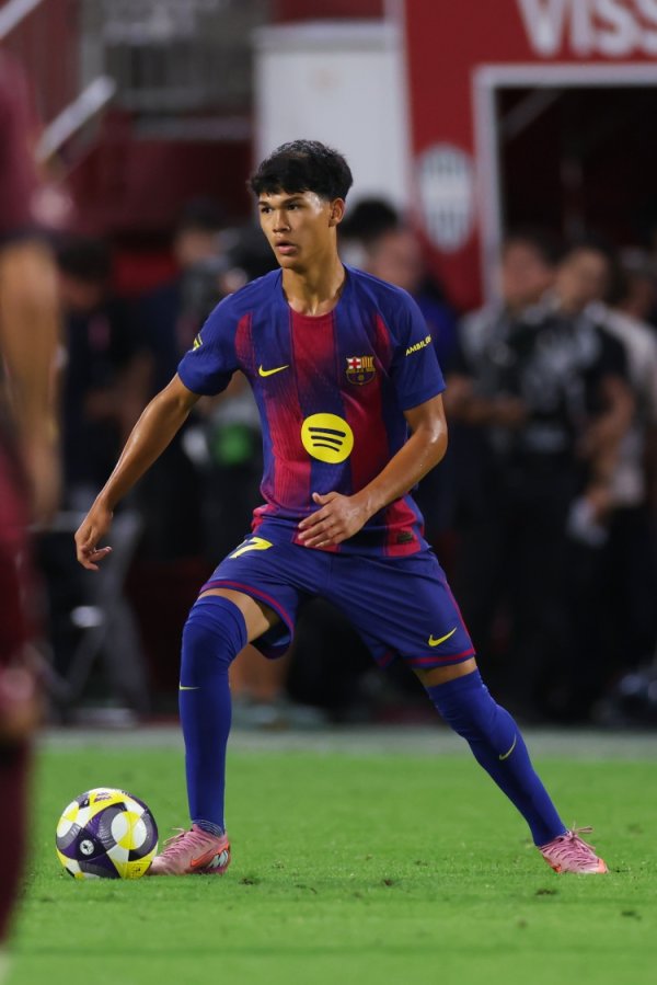 At 17 years and 282 days old, DeRoro is the second-youngest player to provide an assist in his Champions League debut.