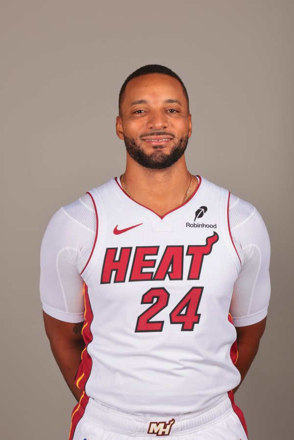 Scorer! Powell made 4% of 9 shots in the half, 26 three-pointers, 2 of 4, 13 points, 5 rebounds and 2 assists. 11 points in the first quarter.