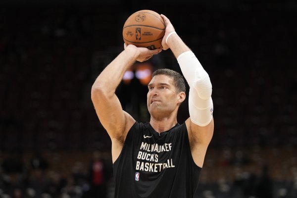 Try your best! Lopez made 5 of 11 three-pointers in 17 minutes as a substitute and contributed 15 points and 3 rebounds.