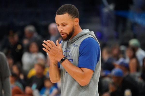 42 points, 6 rebounds, 7 assists and 1 shot! Meiji: I repeat, Stephen Curry is not from Earth.