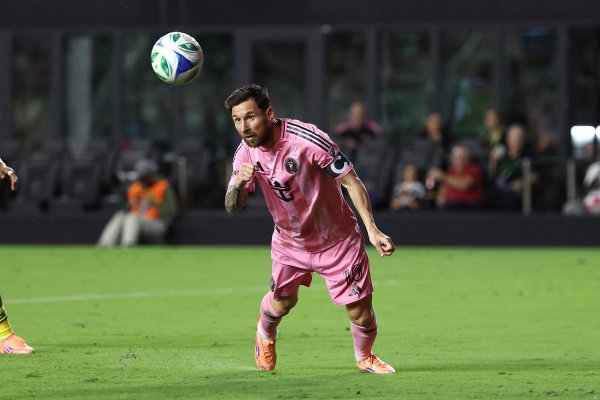 Halftime - Miami temporarily 1-0 Nashville, Messi s diving header + career 890 goals, Su Ya assists