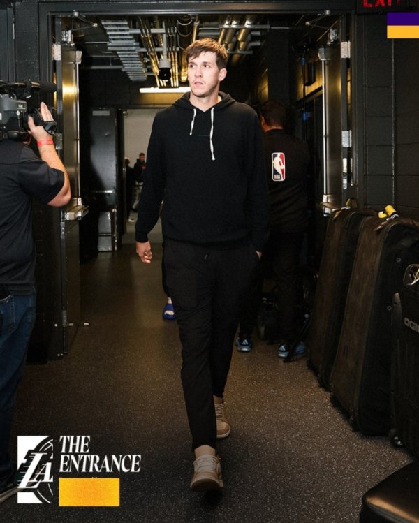 Lakers entrance outfit: Reeves’ all-black sportswear brings aura, Ayton& Van Der Biao’s cool sunglasses