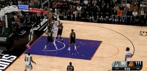 It s a pass! Wenbanyama received a pass from Vassell under the basket and dunked in an alley-oop.