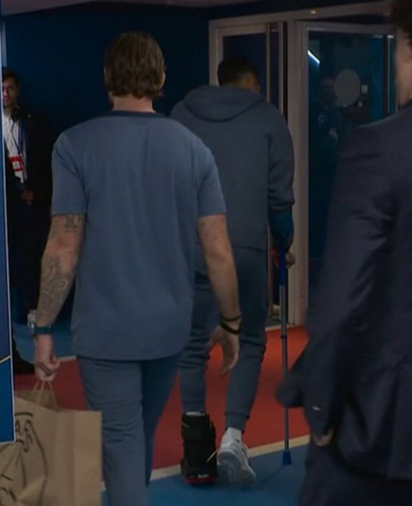 The injury is serious! Achraf left the Parc des Princes on crutches after the game