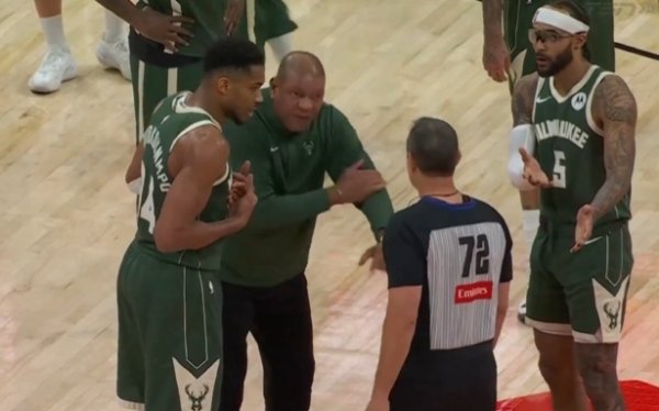 Crazy! Giannis Antetokounmpo was beaten and hit continuously without blowing the whistle. Lao Li complained angrily!