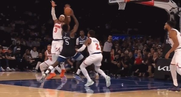 The limit is 1 draw 3! Edwards made a twist with a European step and scored 2+1. Towns  defense was slightly slow and the shot was released into the air.