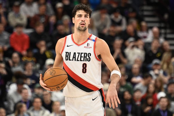 The pace is too fast! Commentator on Trail Blazers: This game is definitely a 400-meter relay with a ball