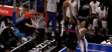 What a good hat! Barlow was called for a foul after chasing down a big blocker. The 76ers succeeded in the challenge.