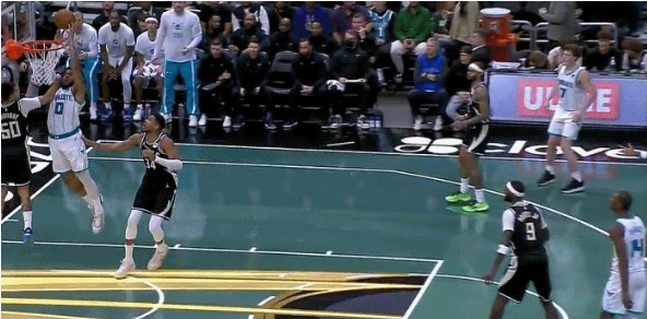 Xiaoqiao was fouled by Cole Anthony s shoulder during a layup. The referee reviewed and added a first-level flagrant foul.