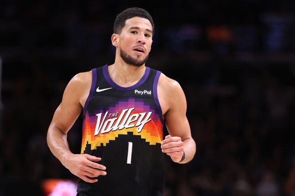 Star role! Booker changed his rhythm and scored 2+1 to score 5 points in a row. The Eagles had previously blasted 20-0.