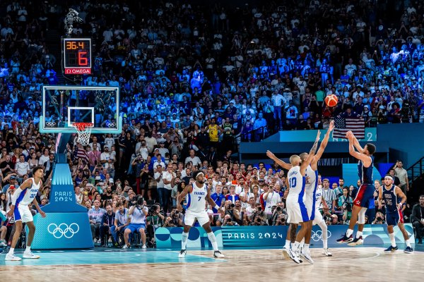 James talks about the golden dagger: Curry didn t see the basket at all. It s good night time&Everyone should go to bed