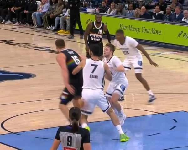 Already reached the realm of enlightenment! Jokic made a masterstroke in singles and sent a back pass, assisting his teammates to hit easily.